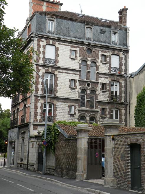  immeuble ancien en briques et pierre, bd V. Hugo